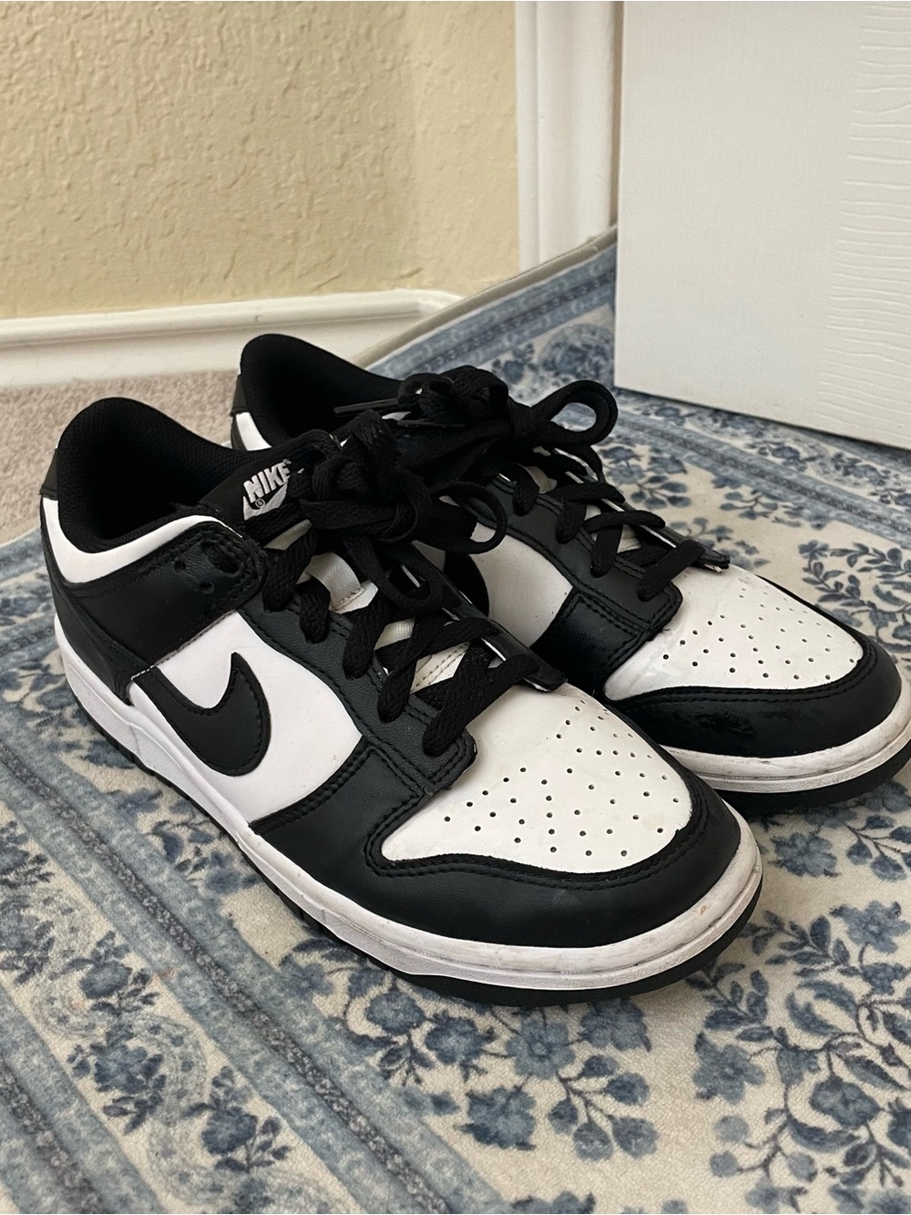 Nike Men’s Black and White Low-Top Dunk-Style Sneakers